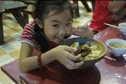 小孩在米國學校田媽媽餐廳吃飯